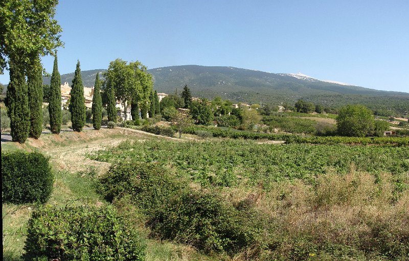 les baux en ventoux.jpg - Vanuit Flassan gaat het voornamelijk bergaf (erg prettig) richting Les Baux. Één van de plaatsjes aan de zuidkant van de Mont Ventoux.